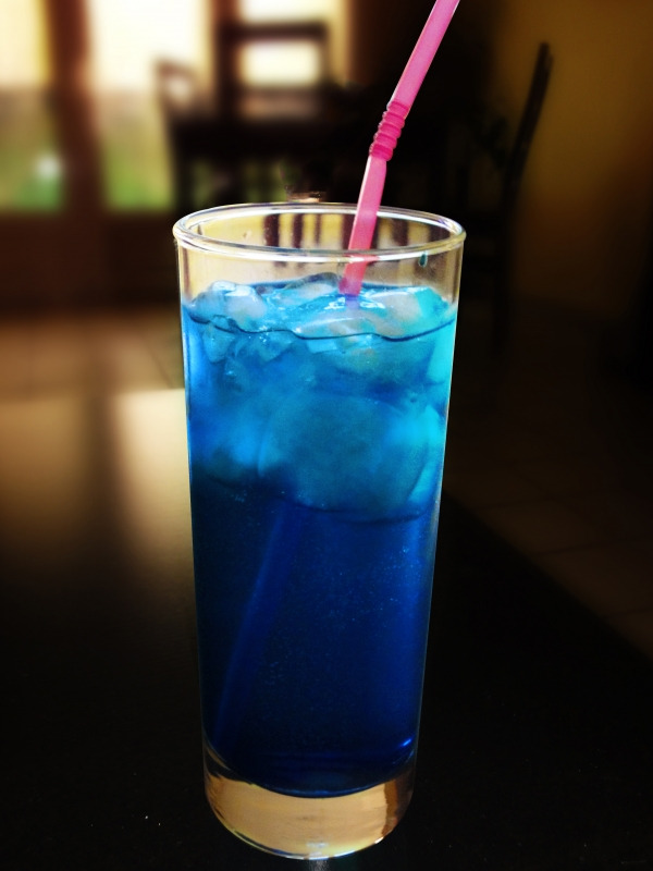 Коктейль алкогольный с сиропом голубая