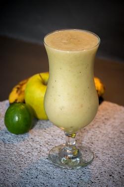 Smoothie banane, pomme, citron